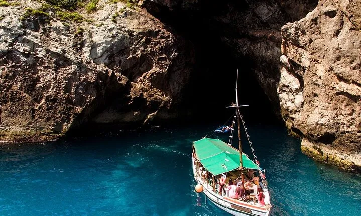 Boat Tour in Arraial do Cabo from Buzios with Lunch