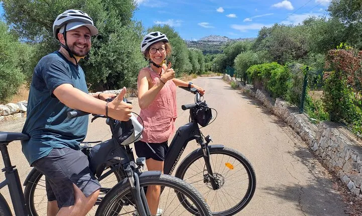 e-bike tour in the plain of the secular olive trees of Ostuni