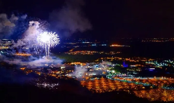 Family pack 77 Miles Helicopter Tour Fireworks & all Theme Parks