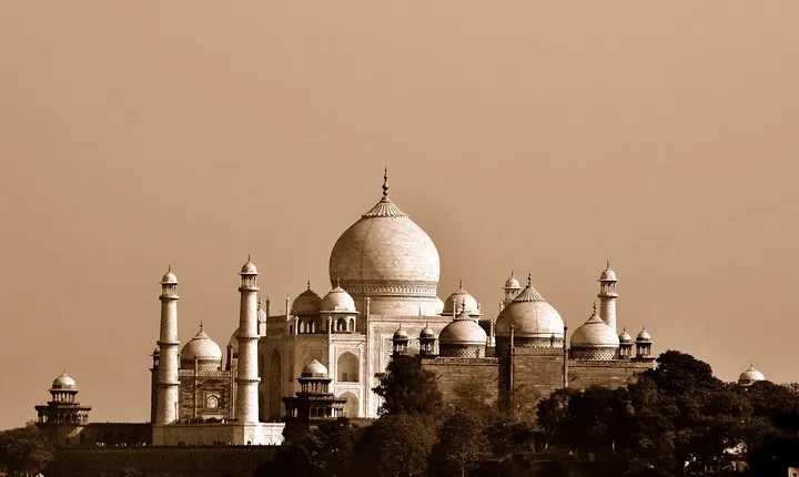 Same Day Taj Mahal and Agra Tour by Fastest Train from Delhi
