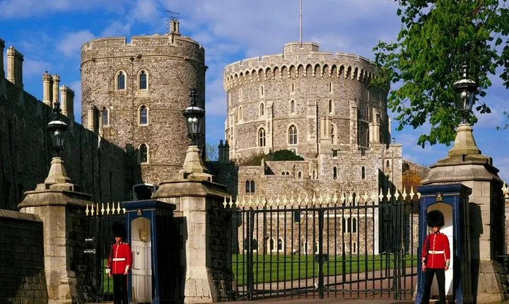 Private One Way or Round Trip Transfer : London to Windsor Castle or LEGOLAND
