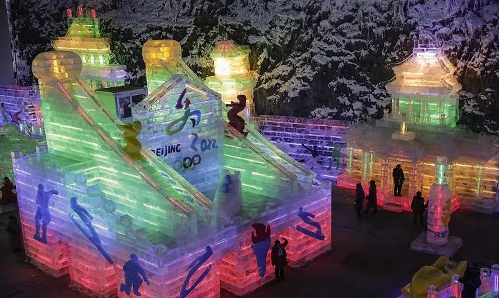 Private Tour: Ice Lantern Festival and Badaling Great Wall