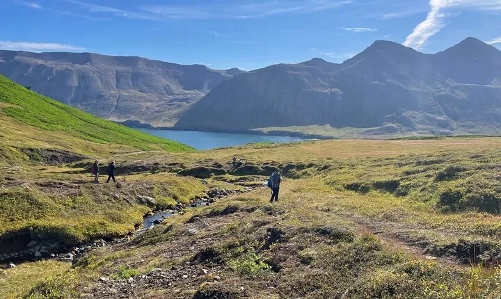Avalanche guards and Hvanneyrarskál hiking