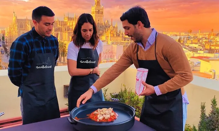 Sevilla: Panoramic Highlights Rooftop Tour & Paella Cooking Class