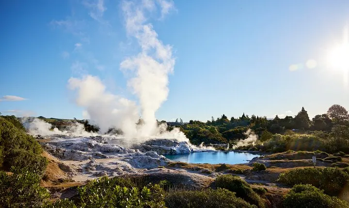 Auckland: Rotorua Māori Village w Haka & Waitomo Caves Day Tour