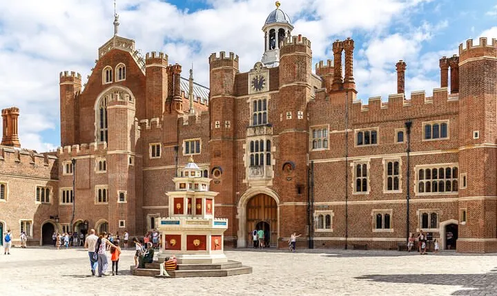 Skip-the-line Hampton Court Palace from London by Car 