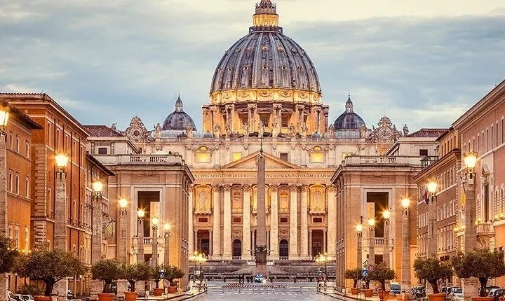 Passage under the Holy Doors with access to the Papal Basilicas