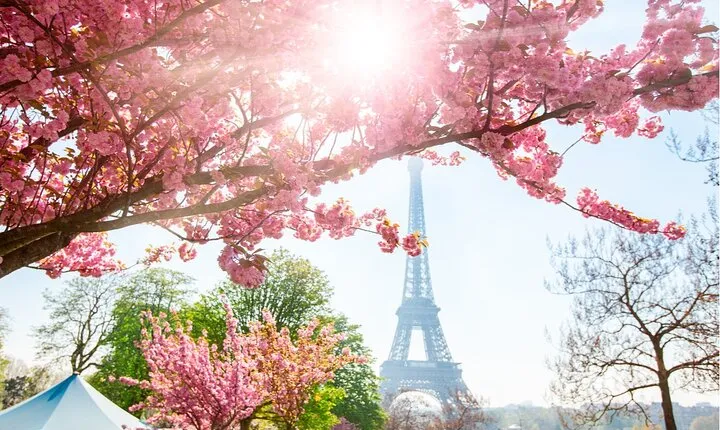 Live, Laugh, Love Along the Seine: Self-Guided Romantic Tour