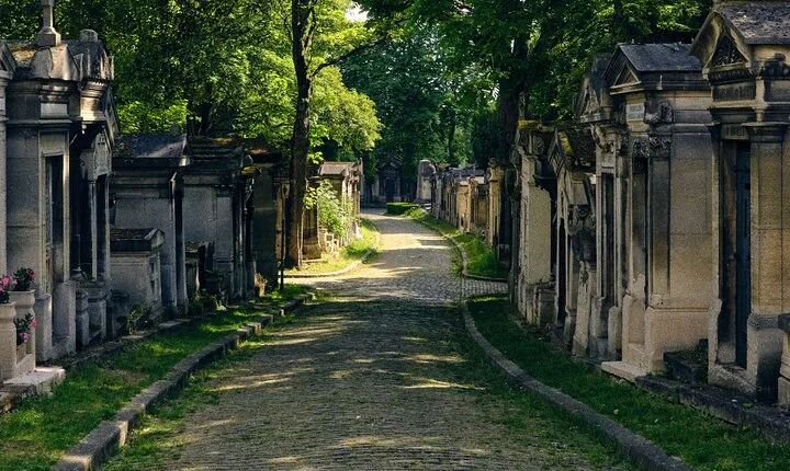 Père Lachaise Cemetery Tour, Tales from the Graves and Crepes