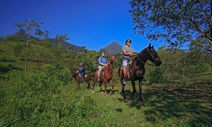 Half Day Tour and Horseback Riding to La Fortuna Waterfall