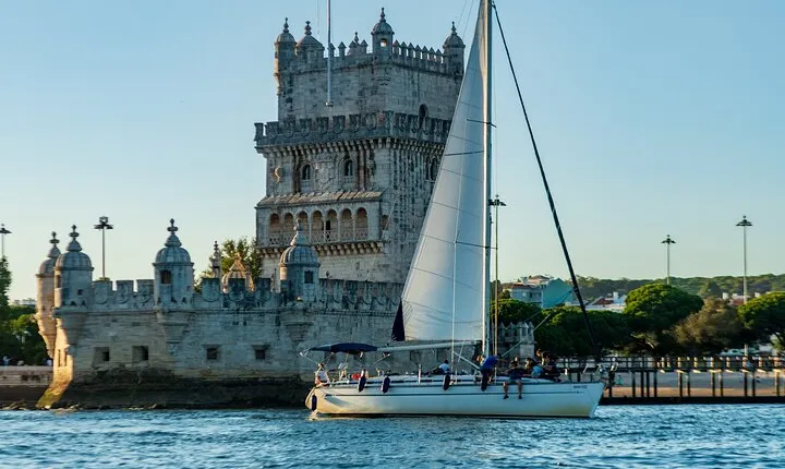 Lisbon boat tour with drinks