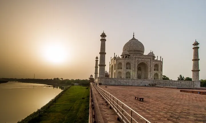 Sunrise Private Guided Tour at Taj Mahal in New Delhi