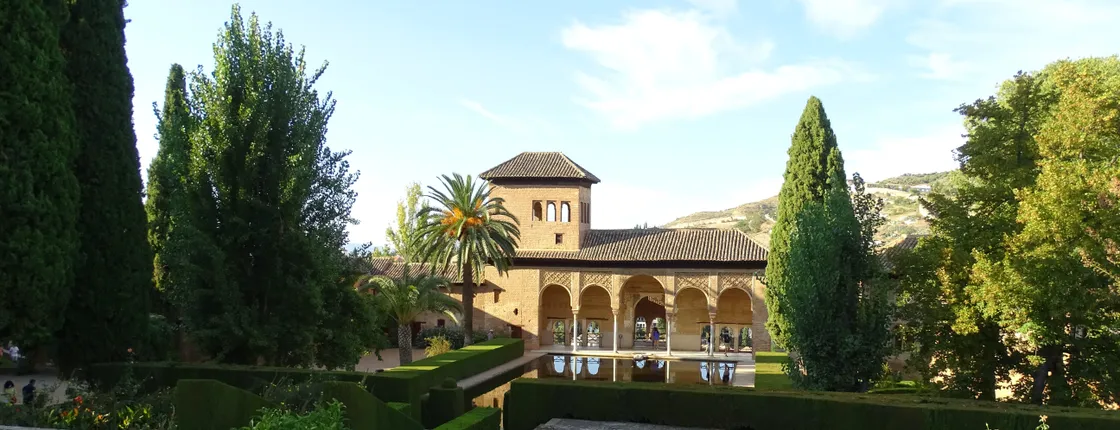 Alhambra and Generalife skip-the-line tickets and guided tour with Nasrid Palaces for small groups