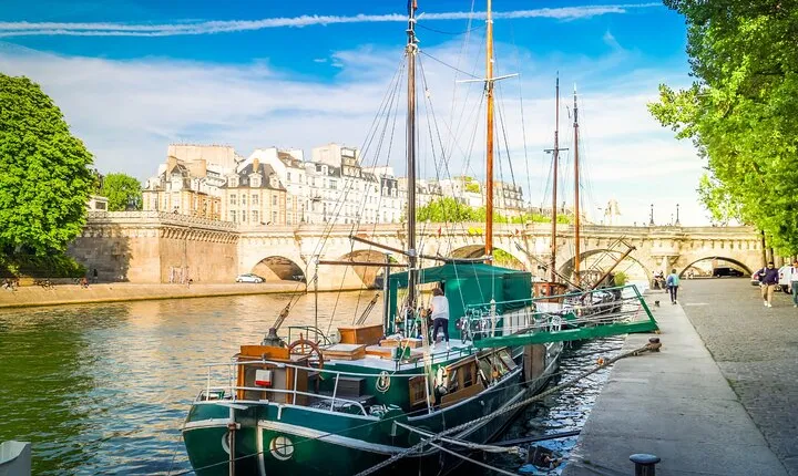 Paris Scavenger Hunt and Highlights Self-Guided Tour