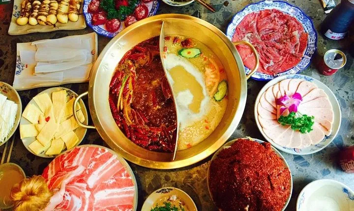 Xi'an delicious food Hot pot dinner night tour with Muslim street from Xi'an
