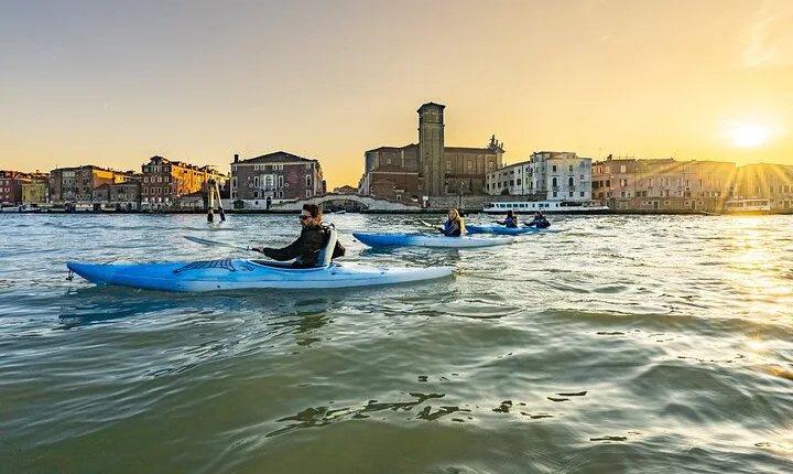 Sunset Kayak Tour in Venice: Discovering the City’s Canals