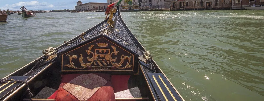 Private gondola ride and dinner in Venice