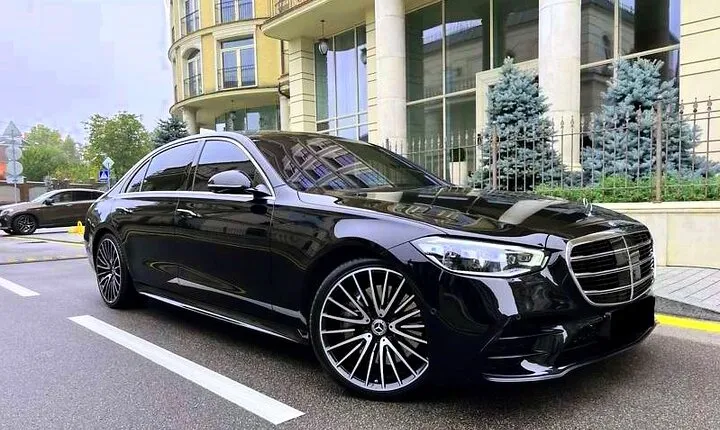 Arrival Transfer: Dubai Airport DXB to Dubai in Luxury Car