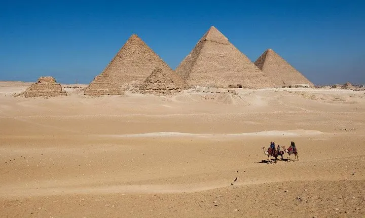 Giza Pyramids, Sphinx and Egyptian Museum tour