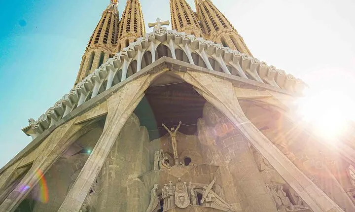 Small Group Tour in Barcelona Sagrada Familia with Tickets