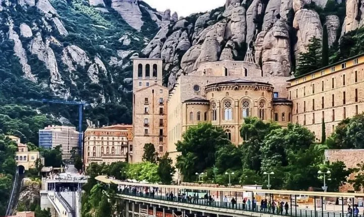 Private Montserrat Tour, Wine Taste & Local Lunch from Barcelona