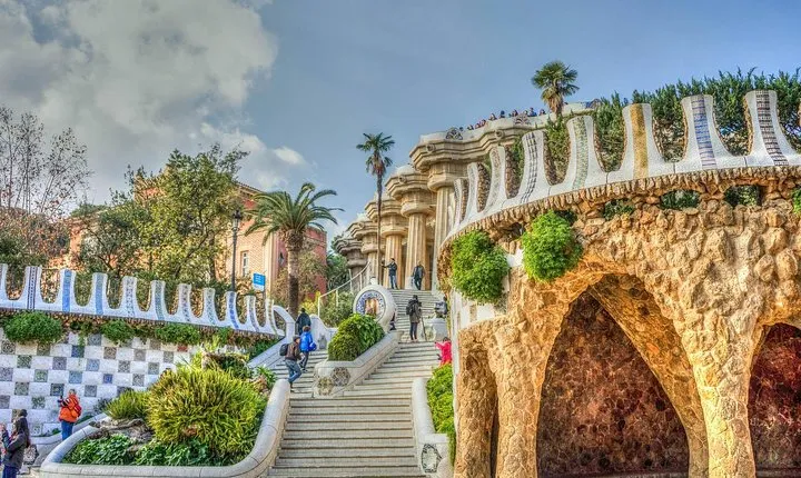 Barcelona: Park Guell Guided Tour with Skip the Line Ticket
