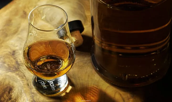 Discover Dublin's Whiskey Distilleries: Private Tasting Tour