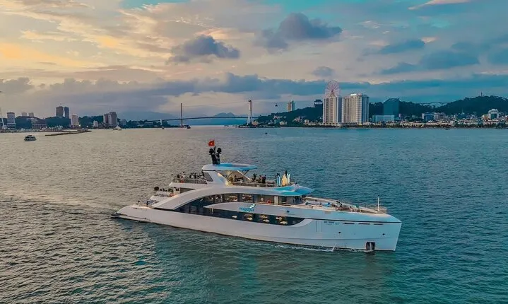 Halong City Night Tour: Sunset Views, Dining on a Luxury Yacht