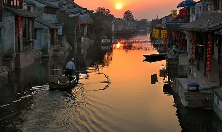 Private Fengjing and Xitang Water Town Sunset Boating Tour with Dinner from Shanghai