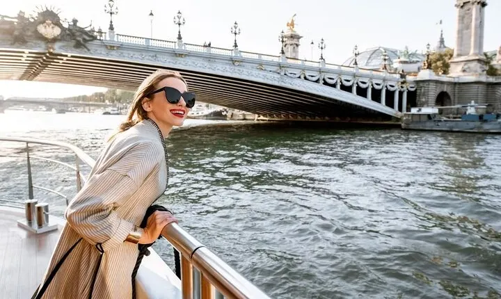 Paris Insider's Small Group Tour with Seine Sightseeing Cruise