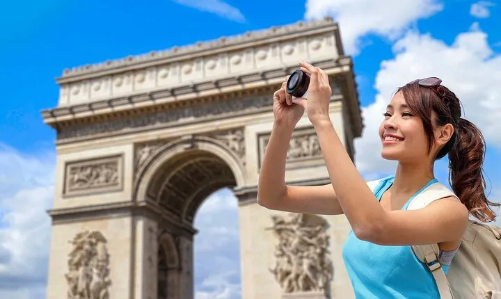 Champs Elysées Paris Walking Tour with Audio Guide