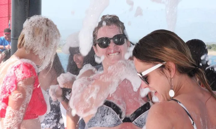Side: Boat Tour with lunch and foam party