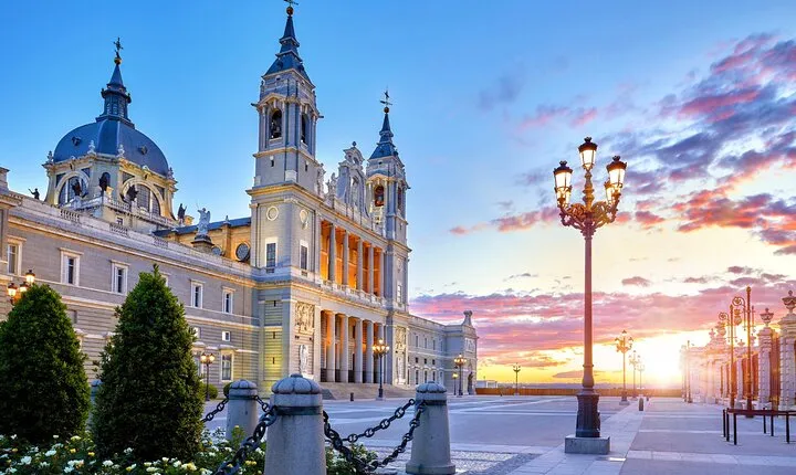 Madrid Scavenger Hunt and Highlights Self-Guided Tour