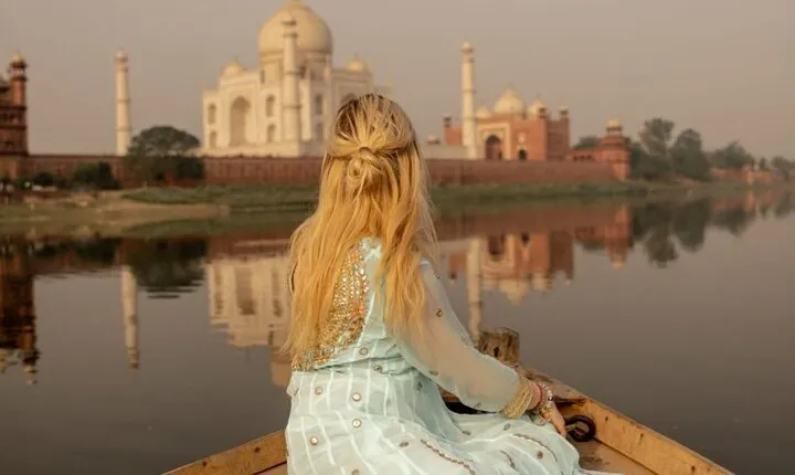 Agra: Taj Mahal Vip Tickets with Photographer, Guide and Lunch