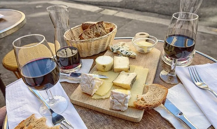 Turin: Sunset Food & Drinks Tour by Do Eat Better