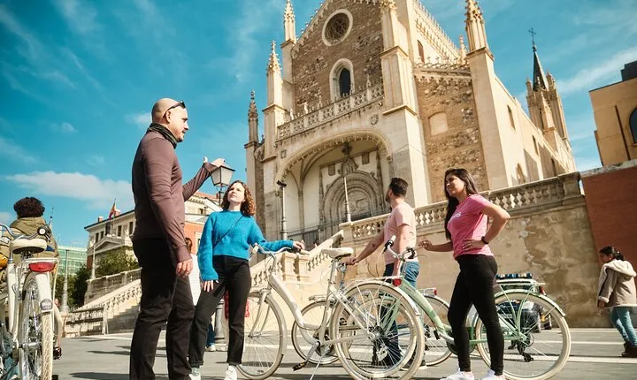 Guided tour on a Vintage Bike through Madrid 