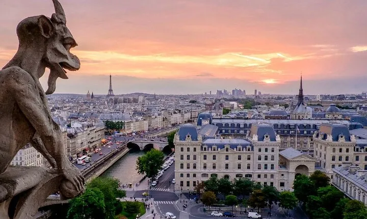 Half Day Walking Tour to Over 30 of the Top Sights of Paris