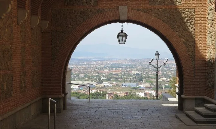 Montserrat and De Poblet Monastery - Reduced group hotel pick up from Barcelona