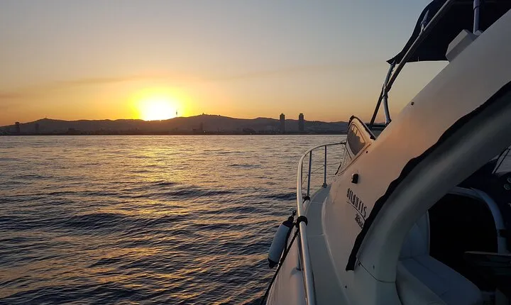 Sunset yacht ride in Barcelona + snacks and drinks