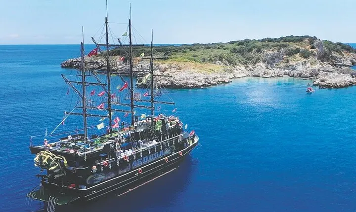 Kemer Pirate Boat Tour with Lunch & Transfer