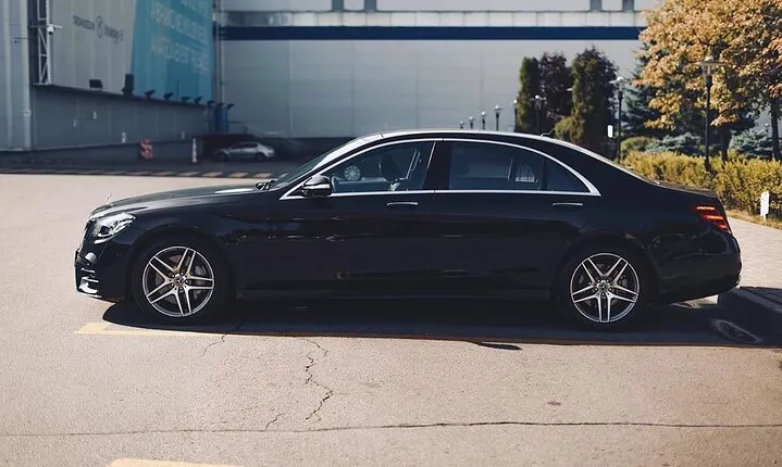 Departure Private Transfer: Niagara Falls to Toronto Airport YYZ in Business Car