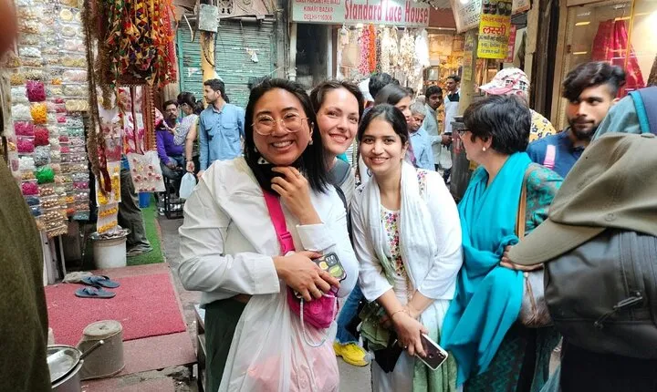 Customized Half Day or Full Day Delhi Shopping Tour with Female Consultant