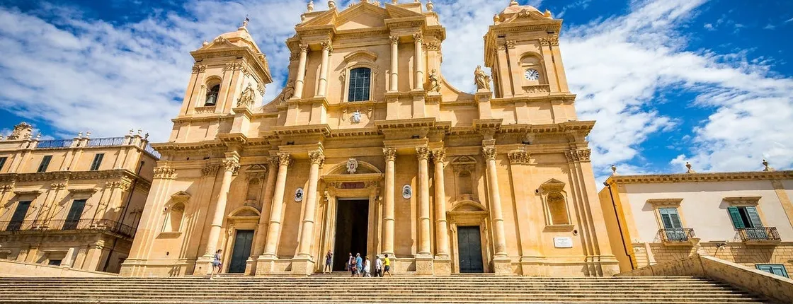 Noto private tour and wine tasting with transfer from Syracuse