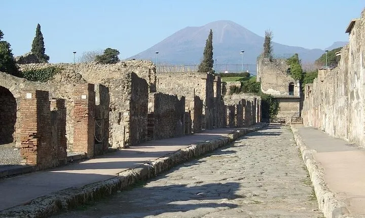 Full Day Tour to Pompeii, Positano and Amalfi Coast from Rome