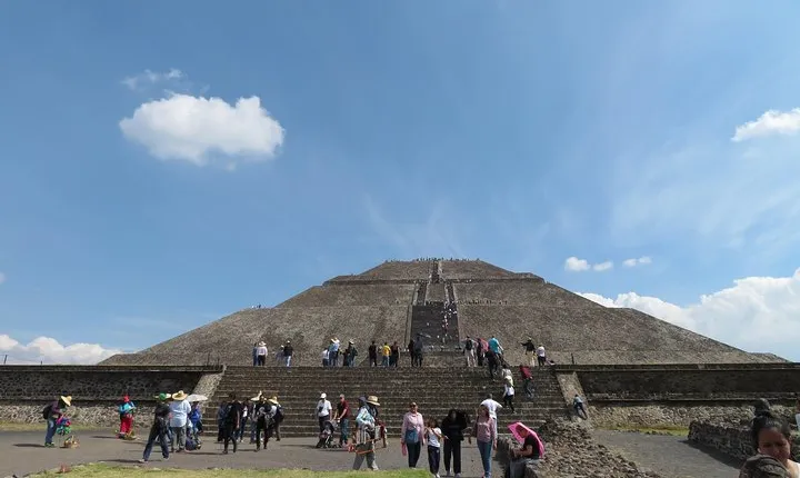 Tour Basilica de Guadalupe and Pyramids of Teotihuacan