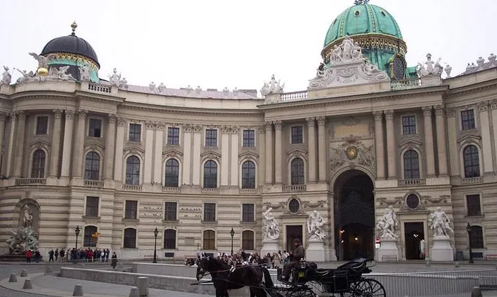 Full day private guided tour of Vienna from Budapest with Lunch 