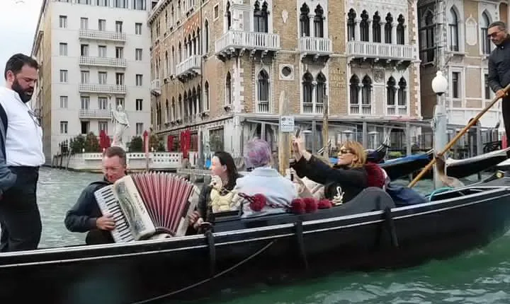 Private Gondola Ride with Serenade in Venice