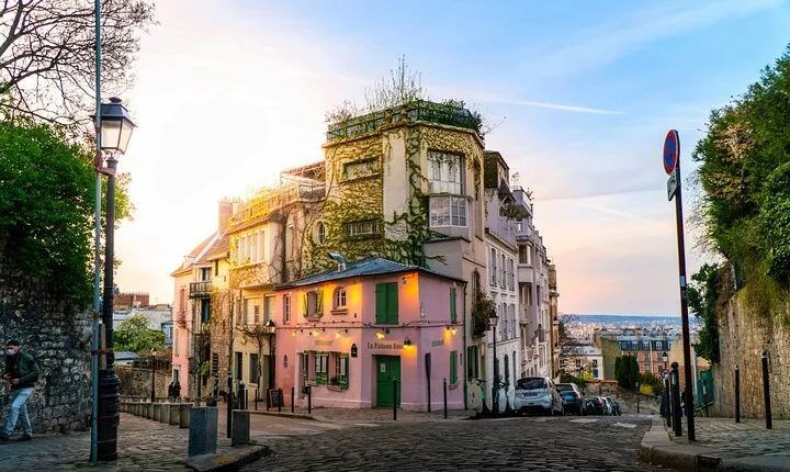 Montmartre: Private Guided Tour of Paris' Artistic Heart