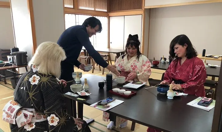 Walk Kyoto in Kimono: Guided Cultural Tour with Tea Experience