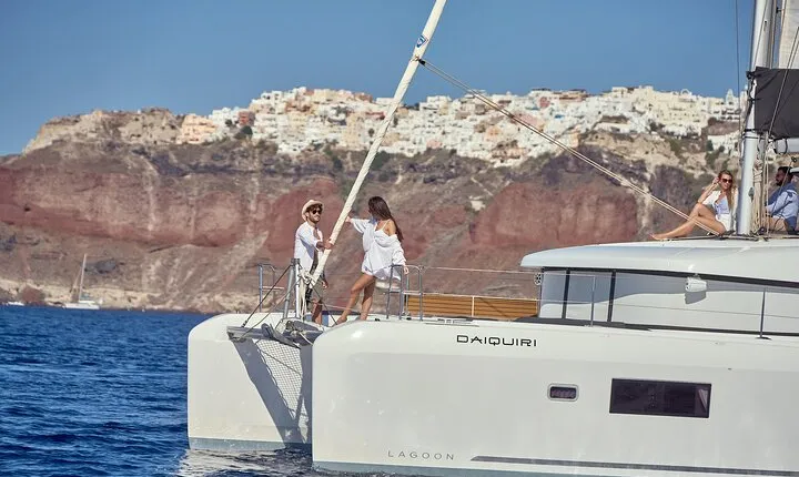 Santorini Oia: Caldera Classic Day Cruise with Snacks & Drinks